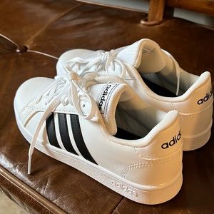 Adidas sneakers , youth, size 3, hardly used, wonderful condition.